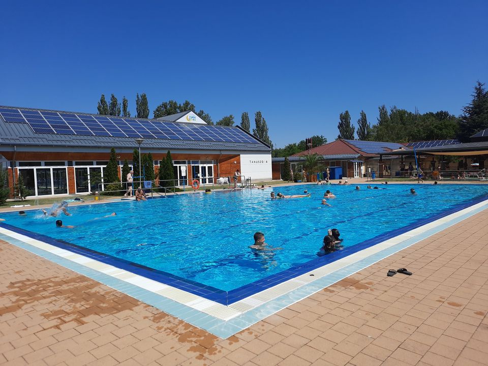 Kiskőrösi Rónaszéki Fürdő A Kiskőrösi Rónaszéki fürdő folyamatosan bővülő szolgáltatásokkal várja minden kedves vendégét!